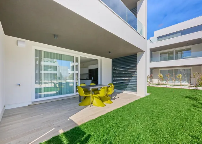 Twin Bays D02 Apartment *